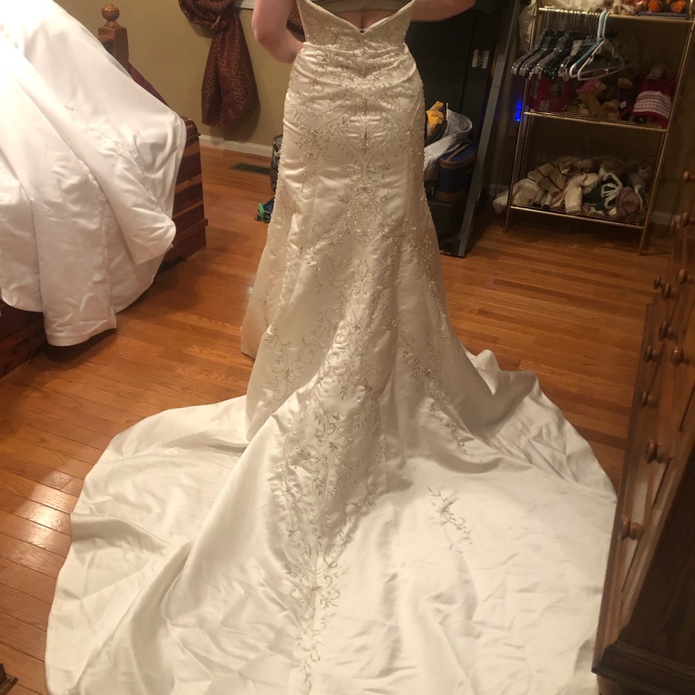 Size 6 - Cream Color - Fitted Mermaid Dress with Lots of Embroidery and Beadwork - Picture 4 of 6